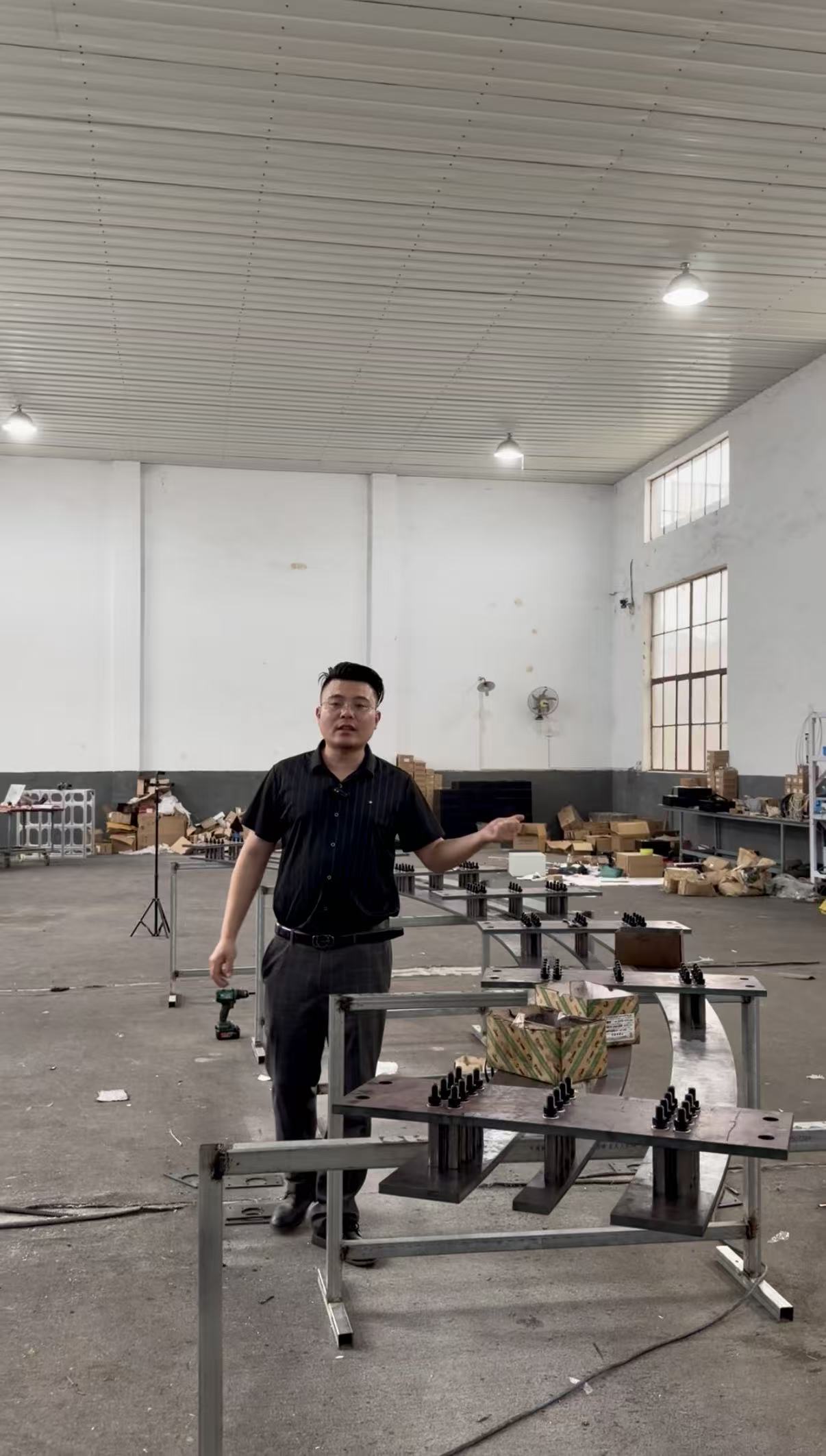 As a direct manufacturer, Shandong Nanfeng is stepping up production of curved LED opening-closing plus forward-pushing mechanical structures for clients.